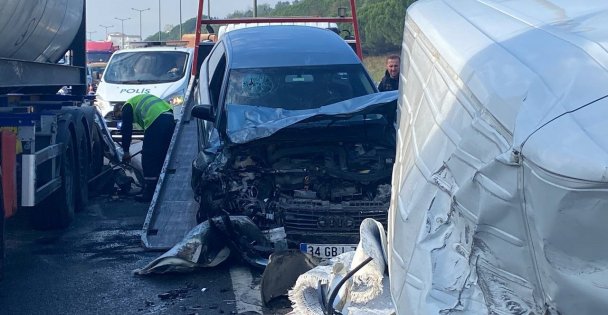 Otoyolda arızalanan tır, zincirleme kazaya sebep oldu: 3 yaralı