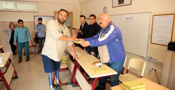 Oy kullanmaya protez bacaklarıyla geldi
