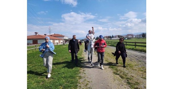 Özel bireyler ata binmenin heyecanını yaşadı