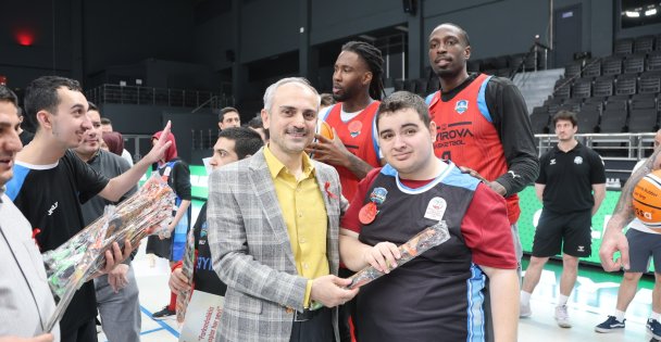 Özel çocuklar, Çayırovanın dev adamlarıyla bir arada