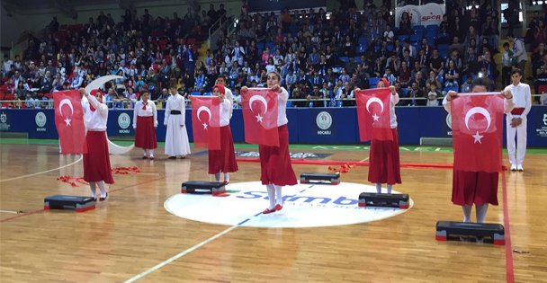 Özel öğrencilerden duygulandıran bayrak gösterisi