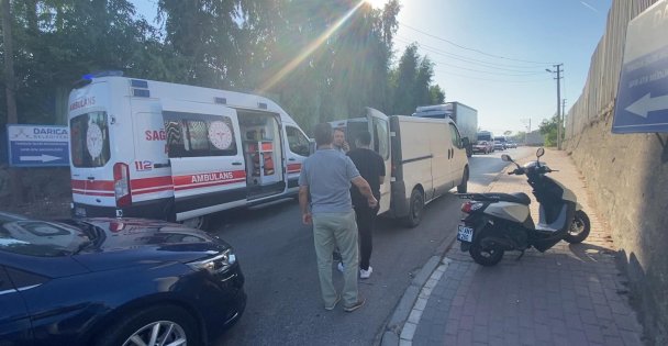 Panelvan motosiklete çarptı: 1 yaralı