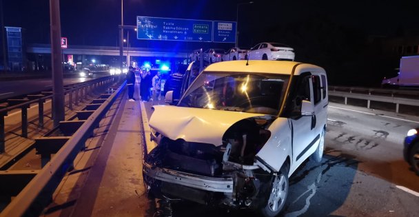 Panelvanla çarpışan hafif ticari araç sürücüsü yaralandı