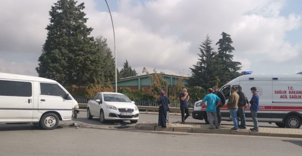 Panelvanla çarpışan otomobilin sürücüsü yaralandı