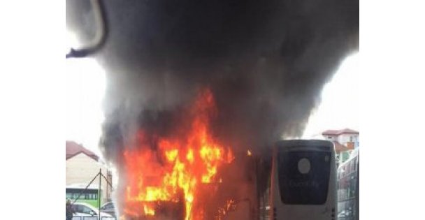 Park halindeki 2 otobüs alev alev yandı