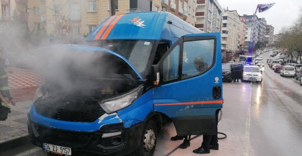 Park Halindeki Kargo Aracında Yangın Çıktı