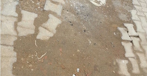 Parke taşları onarılmayı bekliyor!