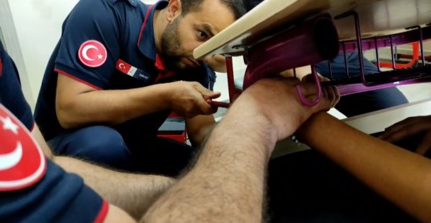 Parmağını sıraya sıkıştıran liseli kızı itfaiye kurtardı