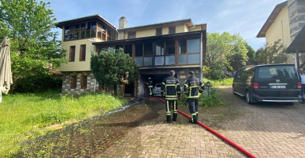 Patlayan Akü Otomobili Demir Yığınına Döndürdü, Villa Hasar Aldı