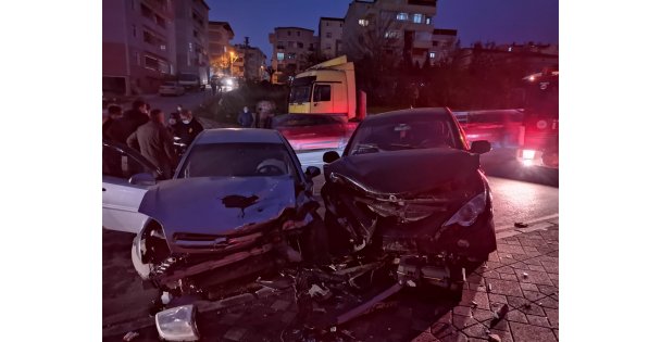 Pikapla Çarpışan Otomobilin Sürücüsü Yaralandı