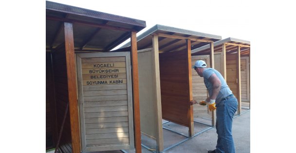 Plajlardaki kentsel donatı elemanları yenileniyor