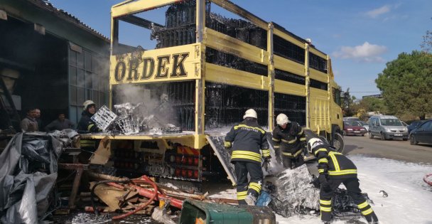 Plastik kasa yüklü kamyonda çıkan yangın söndürüldü