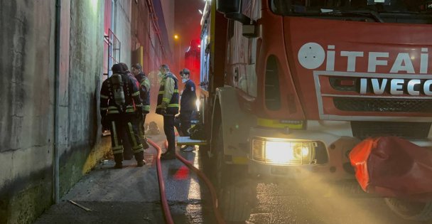 Plastik ve kauçuk fabrikasında çıkan yangın söndürüldü