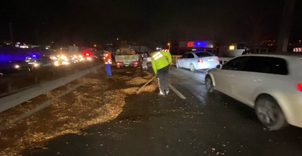 Polis Eline Aldığı Fırçayla Devrilen Tırdan Yola Dökülen Talaşı Temizledi