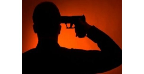 Polis memuru kendini vurdu