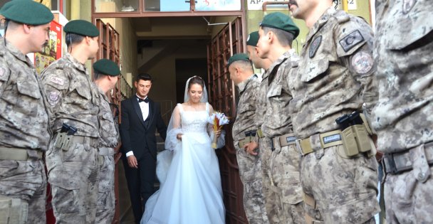 Polis Ve Jandarma Şehit Kızını Düğününde Yalnız Bırakmadı