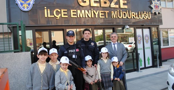 'Polisimizi Seviyoruz”