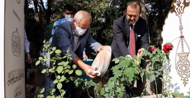 Prof. Dr. Dursun'un kaza yaptığı alandan alınan toprak Kocaeli'deki mezarına bırakıldı