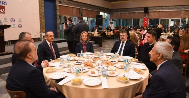 Protokol Roman Vatandaşlarla İftarda Bir Araya Geldi