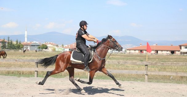 RAHVAN AT YARIŞI İHSANİYE KOŞUSU BÜYÜK HEYECANA SAHNE OLDU