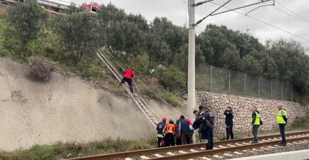 Raylarda yürüyen vatandaşa Yüksek Hızlı Tren (YHT) çarptı