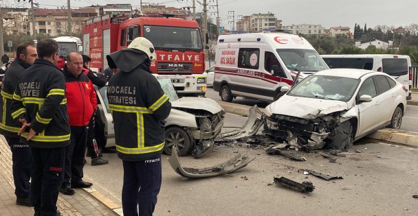 Refüjden atlayıp karşıdan gelen otomobille çarpıştı: 2 yaralı