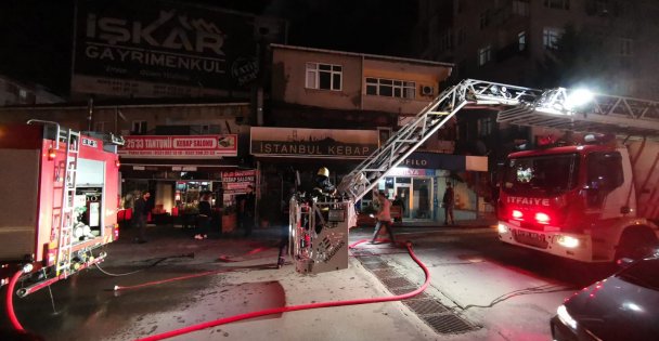 Restoranda çıkan yangında 2 kişi dumandan etkilendi