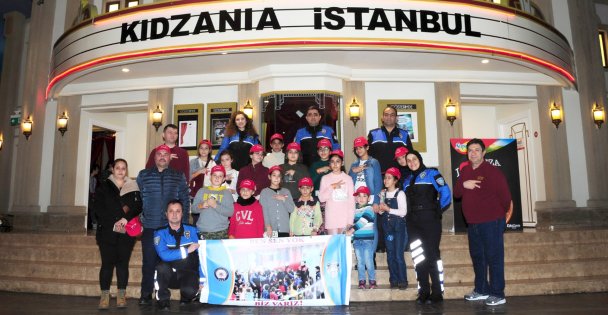 Roman çocuklar KidZania'yı gezdi