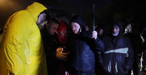 Saat 23.30, Vali Aktaş ve Başkan Büyükakın sahada