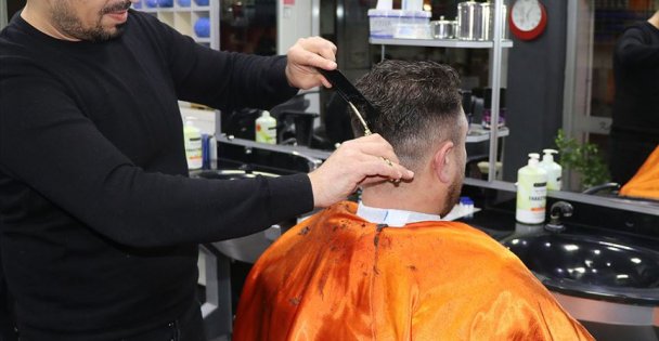 Saç tıraşını beğenmeyen müşteri 2 kişiyi bıçakla yaraladı
