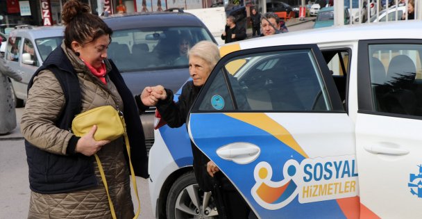 Safiye Teyze 'Benimle anneleri gibi ilgileniyorlar”