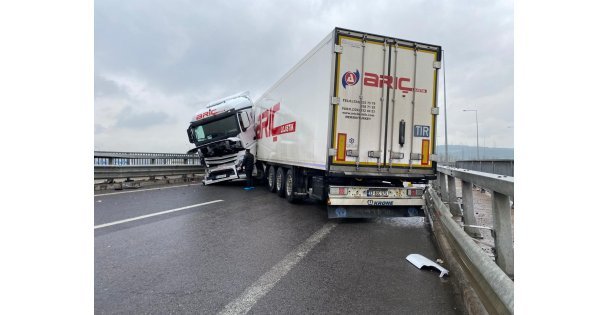 Sağanak beraberinde kazayı getirdi: Kuzey Marmara Otoyolu'nda tır makasladı