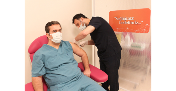 Sağlık Çalışanları Covid-19 Aşısı Olmaya Başladı