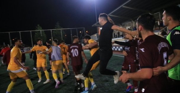 Sahaya atlayan taraftara futbolcu tokadı