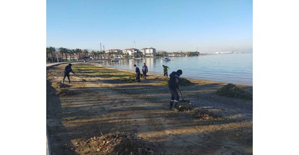 Sahillerden 100 Kamyon Atık Toplandı