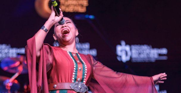 Salon doldu, vatandaşlar dışarıya taştı