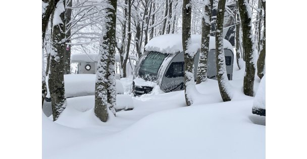 Samanlı Dağları eteklerinde karlı doğada kamp deneyimi yaşıyorlar