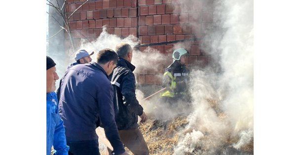 Samanlıkta Yangın Çıktı, Mahalleli Ve İtfaiye Seferber Oldu