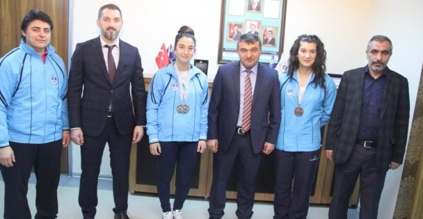 Şampiyon Haltercilerden Yeşildal'a Ziyaret