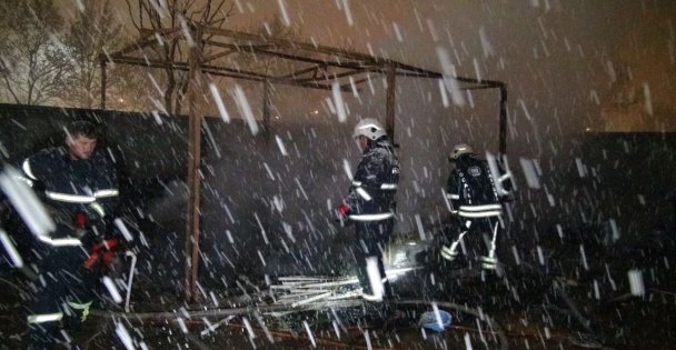 Şantiye Bekçisinin Kaldığı Kulübe Alevlere Teslim Oldu