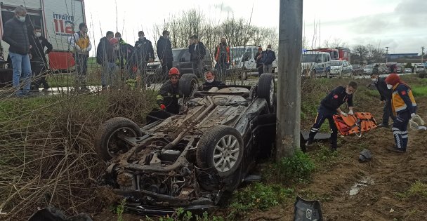 Şarampole Devrilerek Ters Dönen Otomobildeki Yaralı Sürücüyü İtfaiye Kurtardı