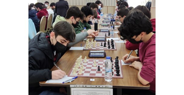 SATRANÇTA EN İYİ HAMLEYİ YAPMAK İÇİN MÜCADELE BAŞLADI