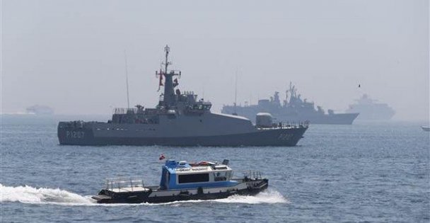 Savaş gemileri Yenikapı'da güvenliği sağlıyor