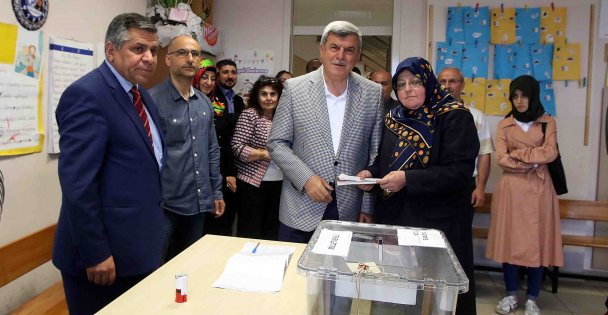 'Seçimler demokrasi bayramıdır”