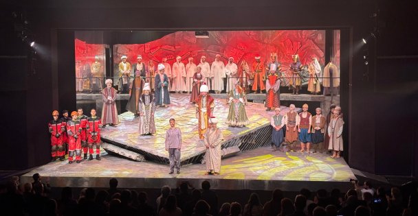 Şehir Tiyatroları, Sinan” adlı oyunun prömiyerini yaptı; Taşta, gölgede, rüzgârda Sinanın imzası var