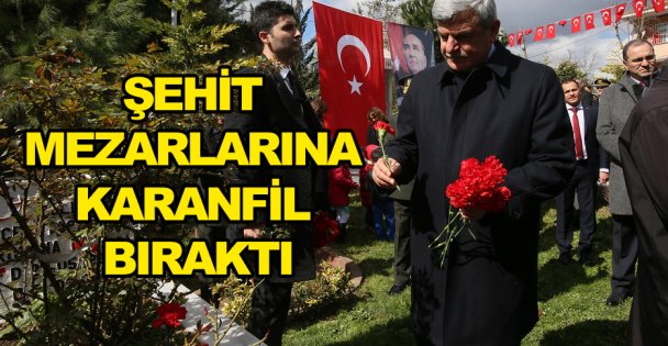Şehit mezarlarına karanfil bıraktı