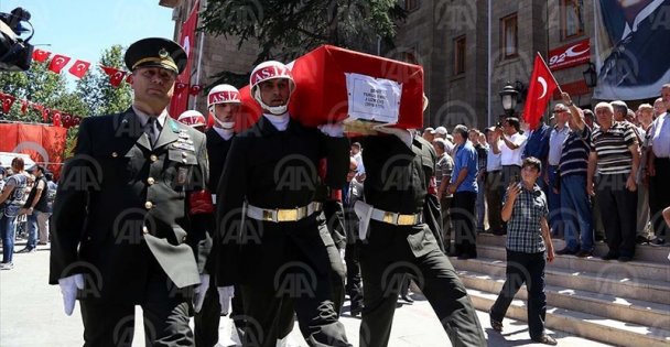 Şehit Uzman Çavuş Emre son yolculuğuna uğurlandı