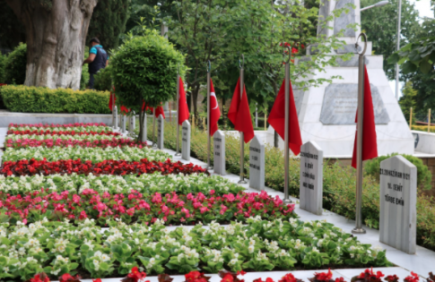 Şehitlikler Çiçek Açtı