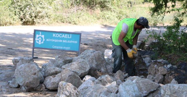 Sekbanlı köy mezarlığında taş duvar imalatı