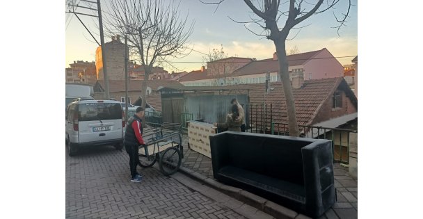 Sepetli bisikletle eşya taşıyan vatandaşa zabıta ekipleri yardım etti